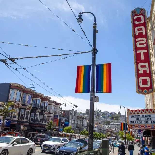 贝博体彩app卡斯特罗区, con l'insegna del Castro Theatre e le bandiere arcobaleno in primo piano.